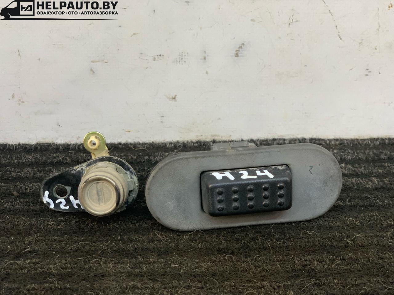 кнопка открытия багажника Hyundai Santa Fe 1 поколение (SM) 2001, 2.4 л., бензин, МКПП, черный, внедорожник 5 дв., передний привод - фото №1