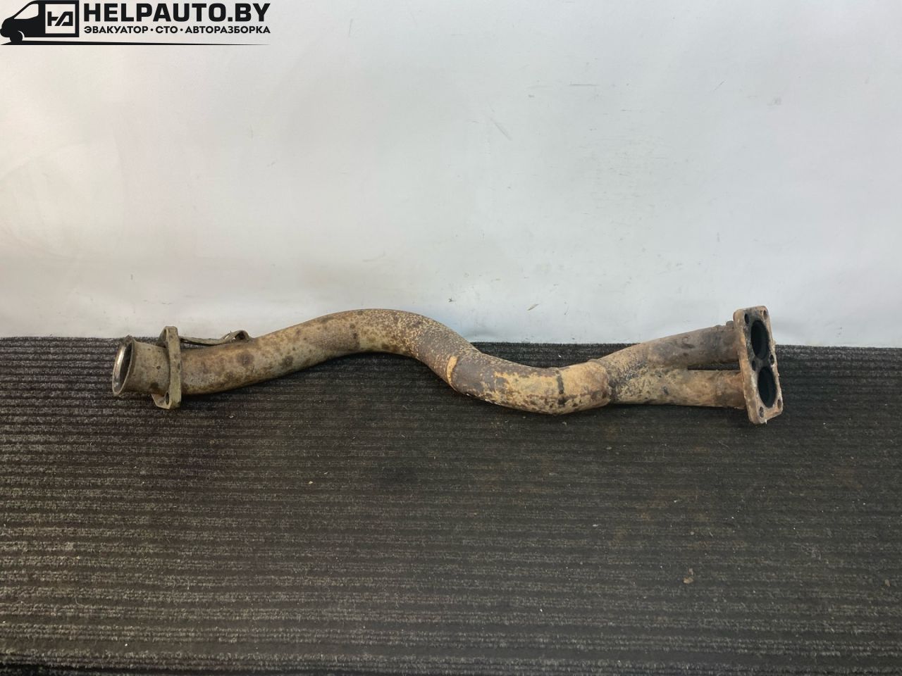 труба приемная глушителя Audi 80 B3 89/B3 1987, 1.8 л., бензин, МКПП, серый, седан, передний привод - фото №1