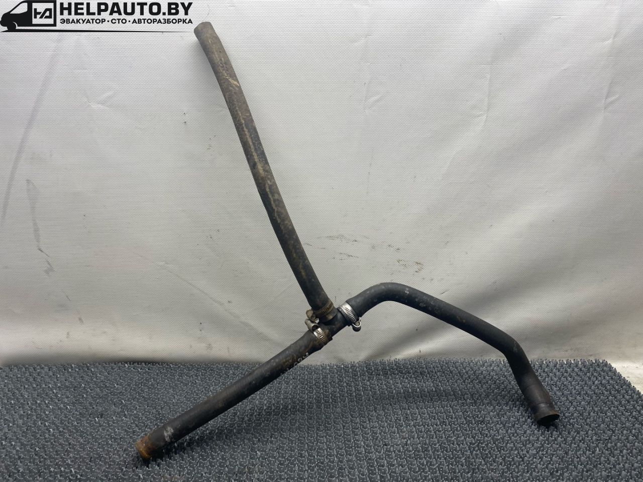 патрубок отопителя (печки) Audi 80 B3 89/B3 1987, 1.8 л., бензин, МКПП, серый, седан, передний привод - фото №1
