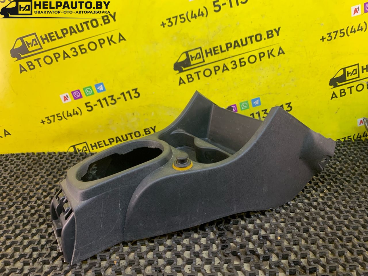 консоль салона Dacia Sandero 1 поколение 2008, 1.4 л., K7J 714, бензин, МКПП, хетчбэк 5 дв. - фото №1