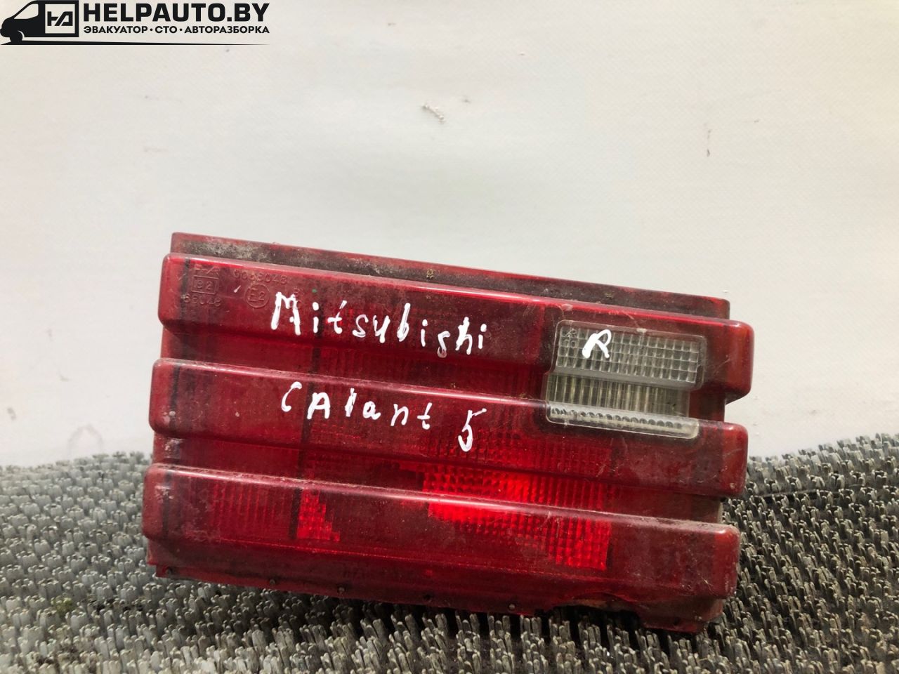 фонарь крышки багажника правый Mitsubishi Galant 5 поколение 1985, 2.0 л., бензин, МКПП, черный, седан - фото №1