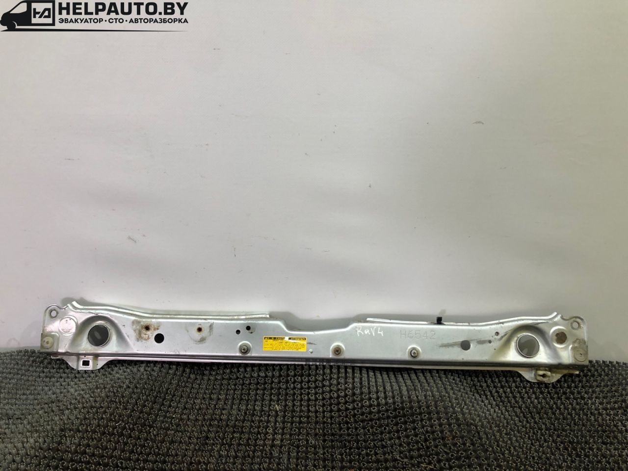 передняя панель крепления облицовки (телевизор) Toyota RAV4 2 поколение (XA20) 2002, 2.0 л., дизель, МКПП, серебристый, седан - фото №1