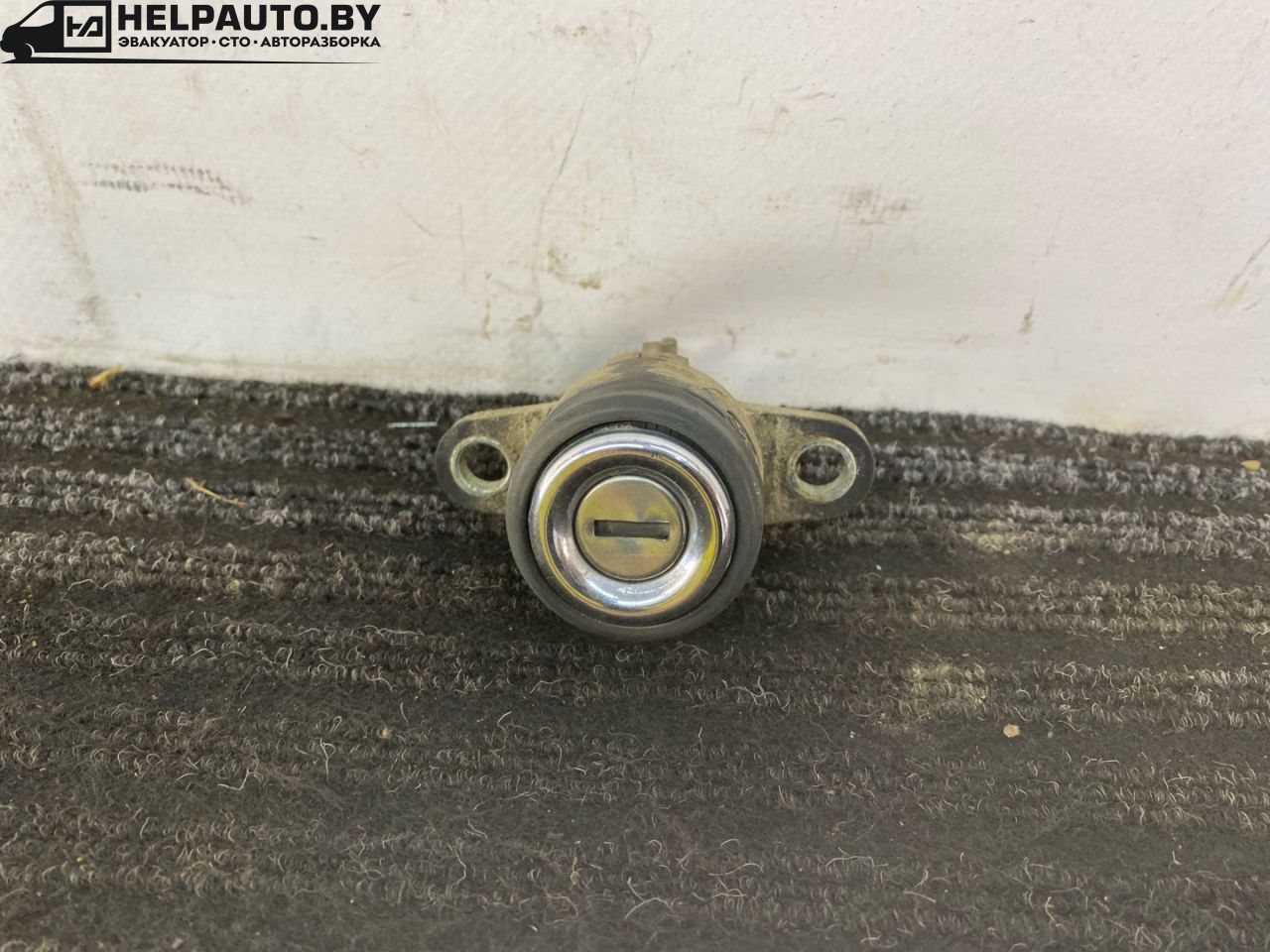 кнопка открытия багажника Volkswagen Santana 1 поколение 1988, 1.6 л., бензин, синий, передний привод, 161827539 - фото №1