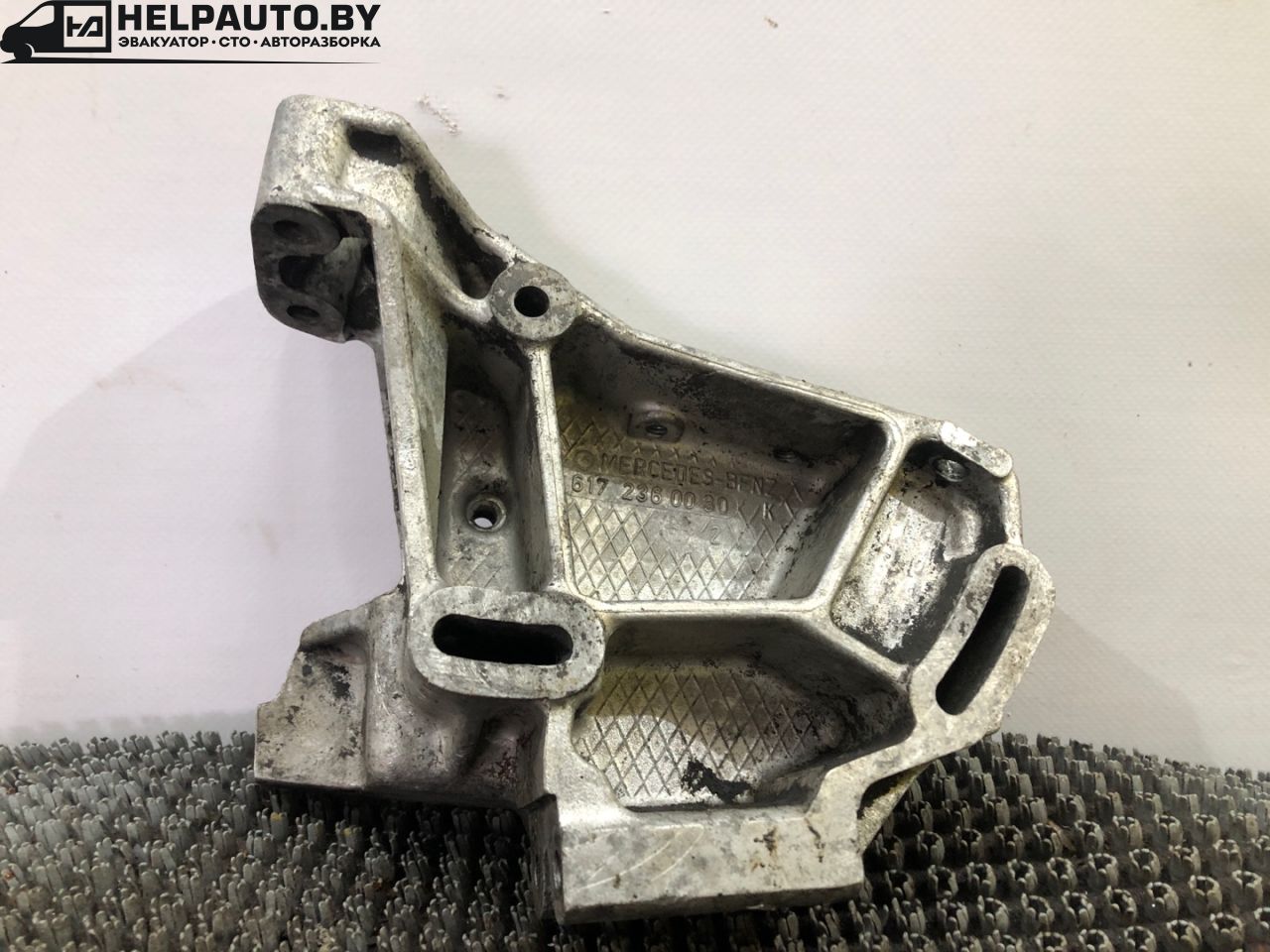 кронштейн двигателя Mercedes-Benz W123 W123 1983, 2.0 л., дизель, МКПП, седан, 6172360030 - фото №1