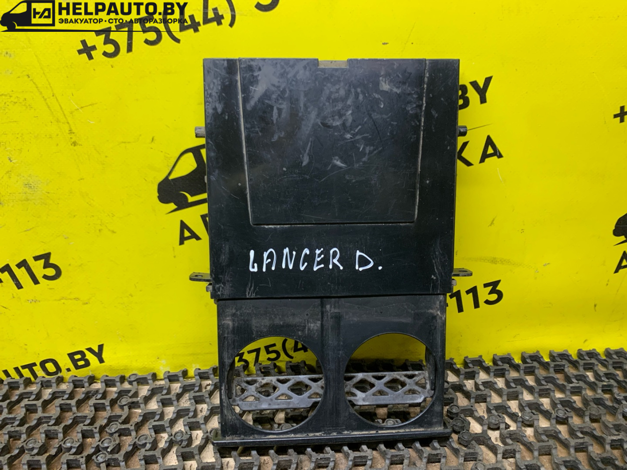 подстаканник Mitsubishi Lancer 7 поколение 1996, 2.0 л., дизель, МКПП, белый, универсал, передний привод - фото №1