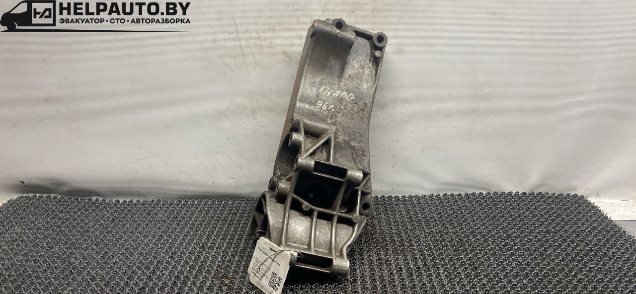 кронштейн генератора Volkswagen Golf 3 поколение 1995, 1.9 л., 1Y, дизель, МКПП, белый, универсал, передний привод - фото №1