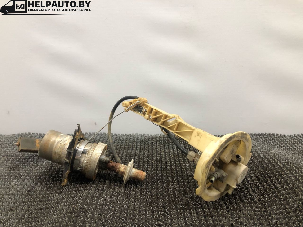 колба в бак Audi 100 С3 1986, 1.8 л., бензин, МКПП, белый, универсал, передний привод - фото №1