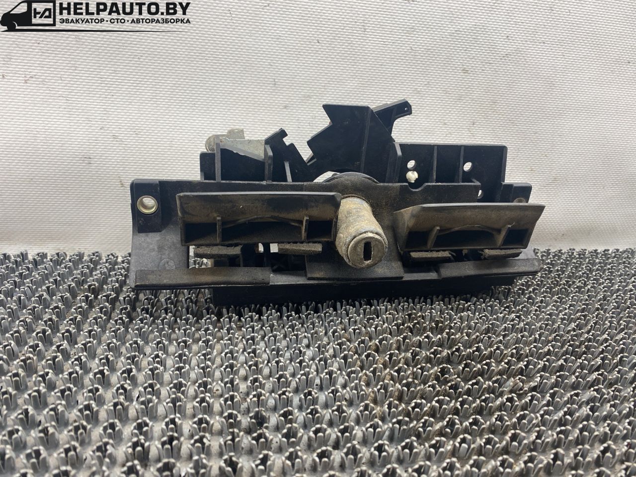 замок багажника Audi A4 B5 1999, 1.8 л., бензин, АКПП, черный, универсал, передний привод - фото №1