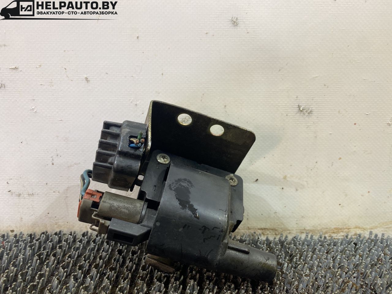 катушка зажигания Nissan Bluebird T12/T72 1987, 2.0 л., бензин, МКПП, бордовый, хетчбэк 5 дв., передний привод - фото №1