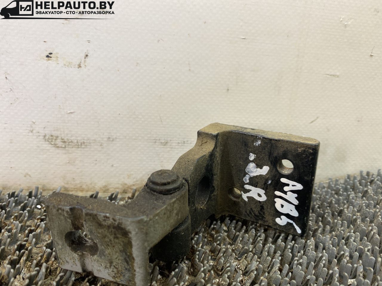 петля двери Audi A4 B5 1999, 1.8 л., бензин, АКПП, черный, универсал, передний привод - фото №1