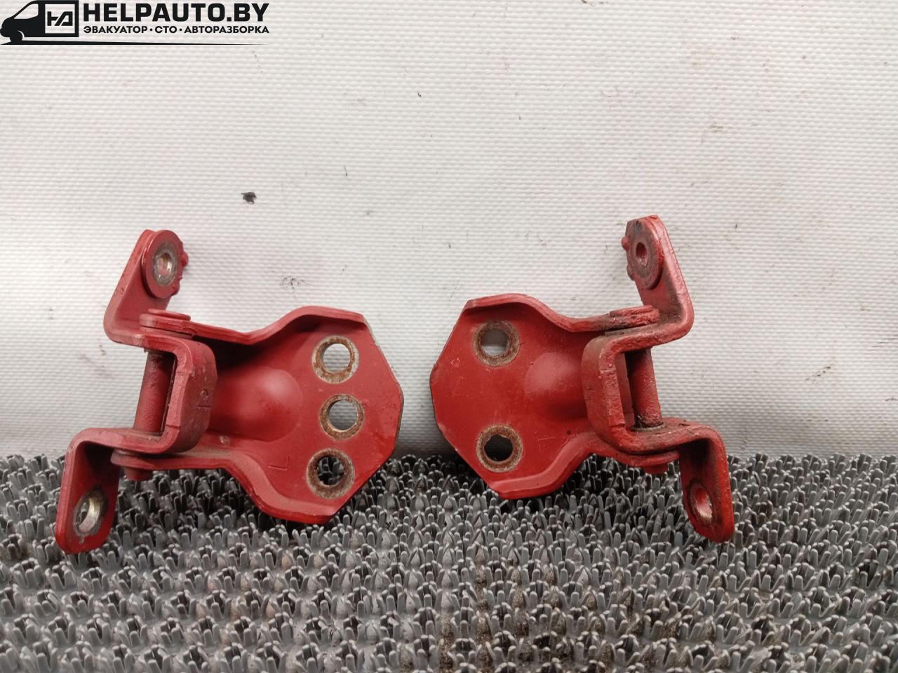 петля двери Mazda MX-3 1 поколение 1996, 1.8 л., бензин, 5МКПП, красный, купе, передний привод - фото №1