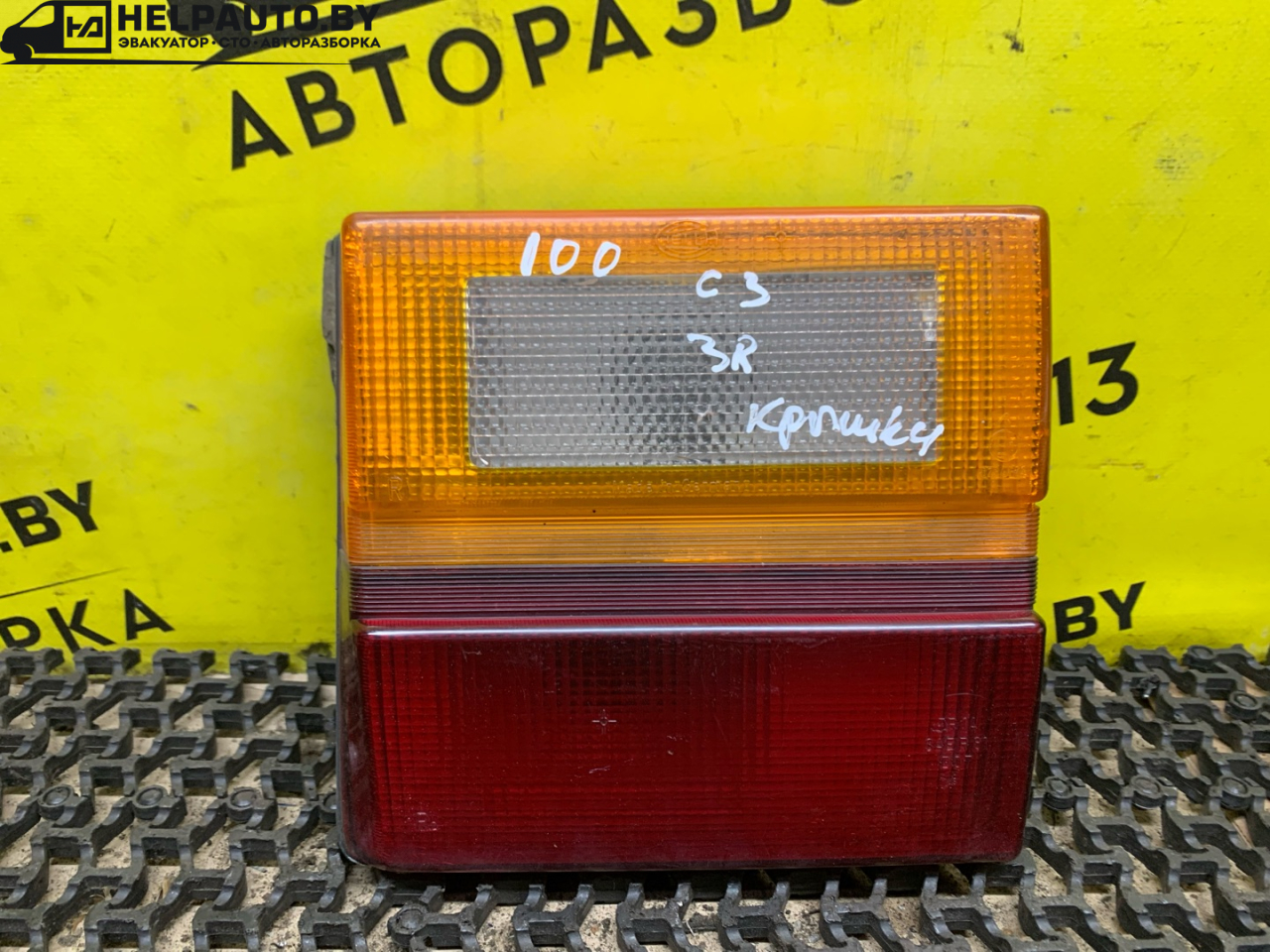 фонарь крышки багажника правый Audi 100 С3 1986, 1.8 л., бензин, МКПП, белый, универсал, передний привод - фото №1