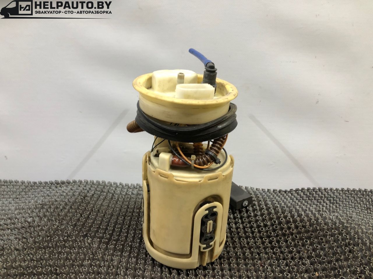 колба в бак Volkswagen Polo 3 поколение 1999, 1.4 л., бензин, МКПП, черный, хетчбэк 3 дв., передний привод - фото №1