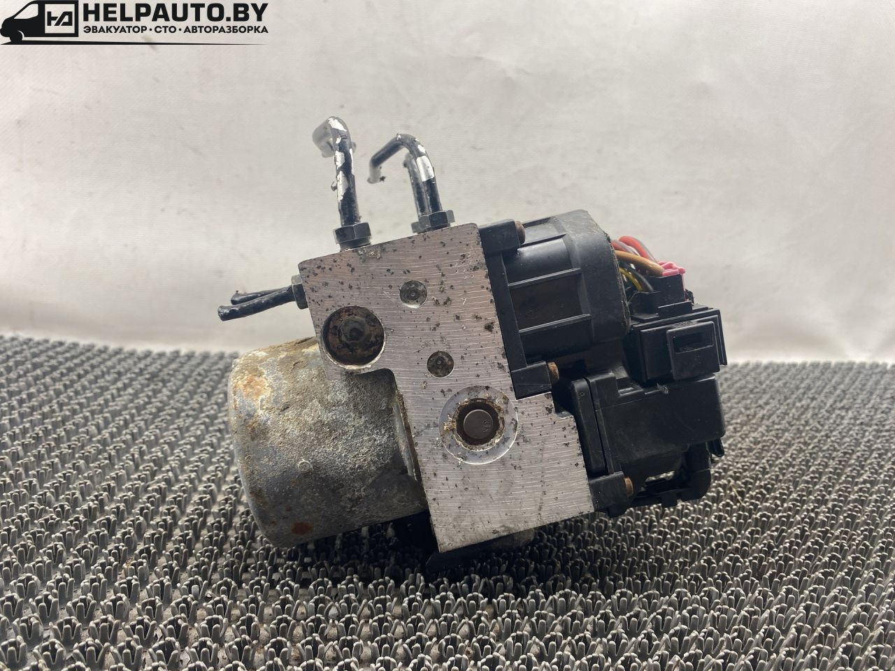 блок ABS Audi A4 B5 1999, 1.8 л., бензин, АКПП, черный, универсал, передний привод, GF-30 - фото №1