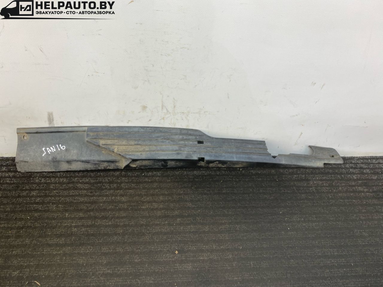 заглушка (решетка) в бампер Volkswagen Santana 1 поколение 1988, 1.6 л., бензин, синий, передний привод, 321853678 - фото №1