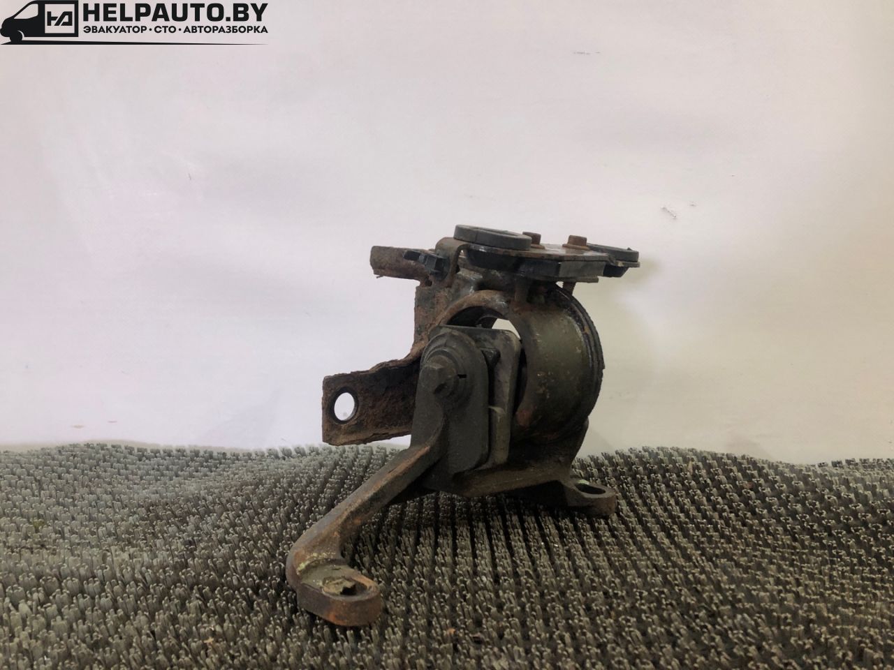 подушка крепления двигателя Ford Mondeo 1 поколение 1996, 2.0 л., бензин, МКПП, серебристый, седан, передний привод - фото №1