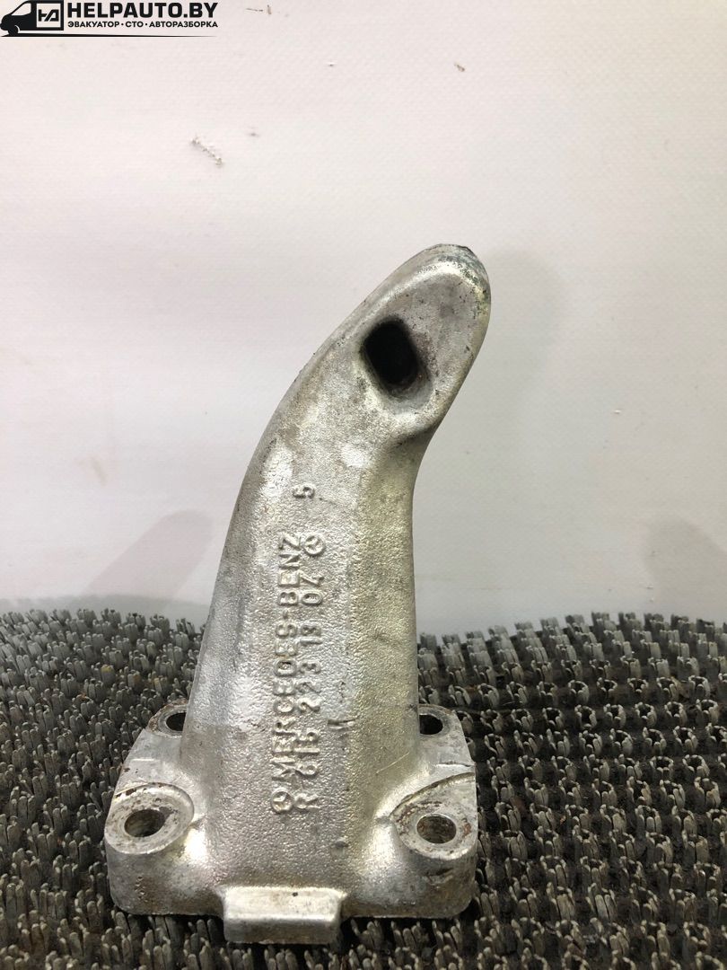 кронштейн двигателя Mercedes-Benz W123 W123 1983, 2.0 л., дизель, МКПП, седан, 6152231304 - фото №1