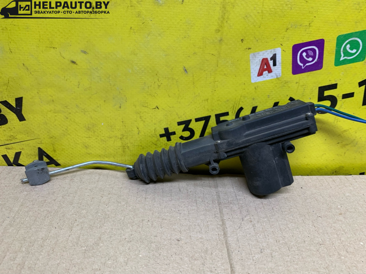 активатор (привод) замка двери Fiat Punto 1 поколение 1997, 1.2 л., бензин, МКПП, красный, хетчбэк 3 дв., передний привод - фото №1