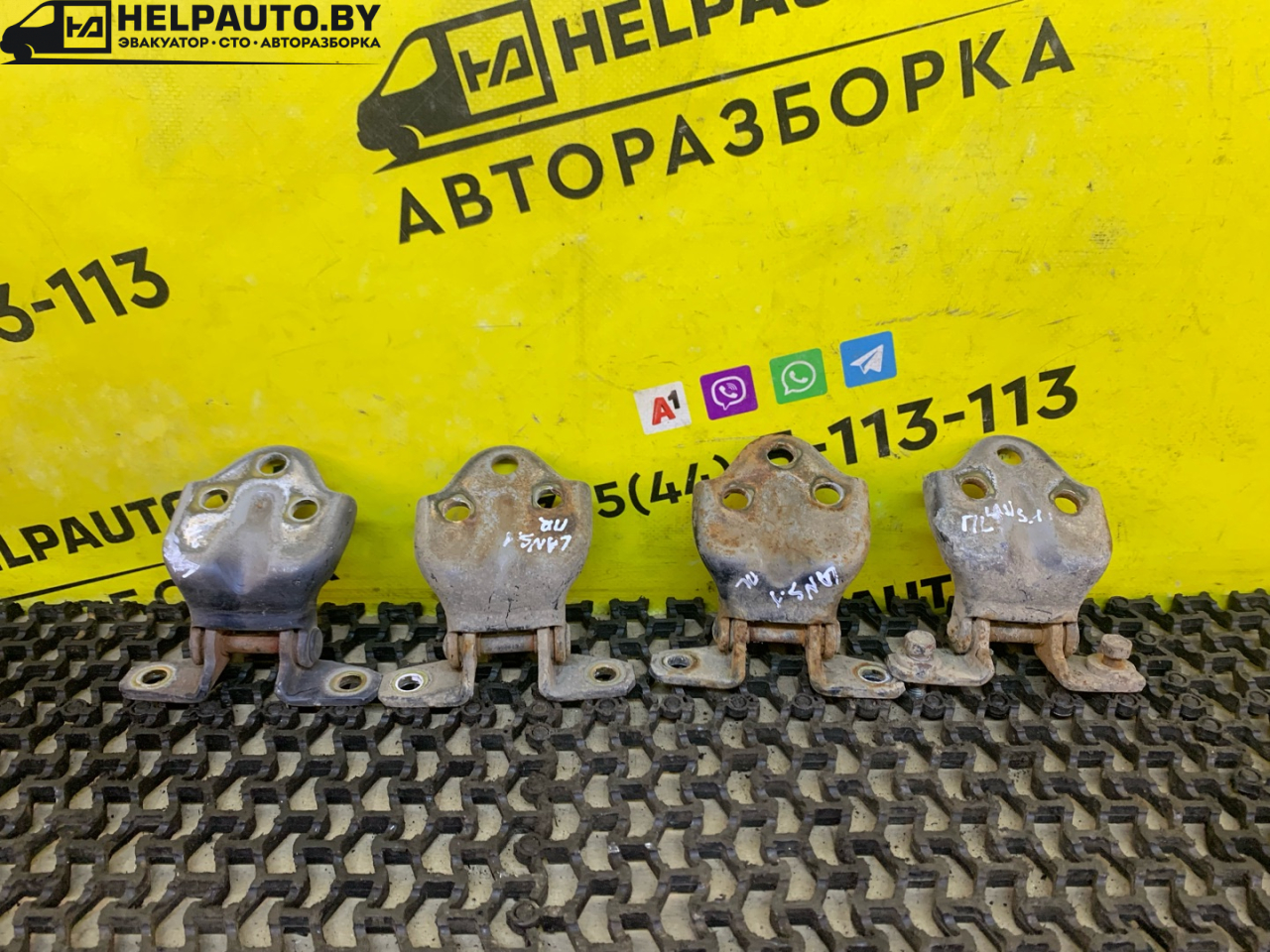 петля двери Mitsubishi Lancer 7 поколение 1997, 1.6 л., 4G92 (DOHC 16V), бензин, МКПП, синий, универсал, передний привод - фото №1