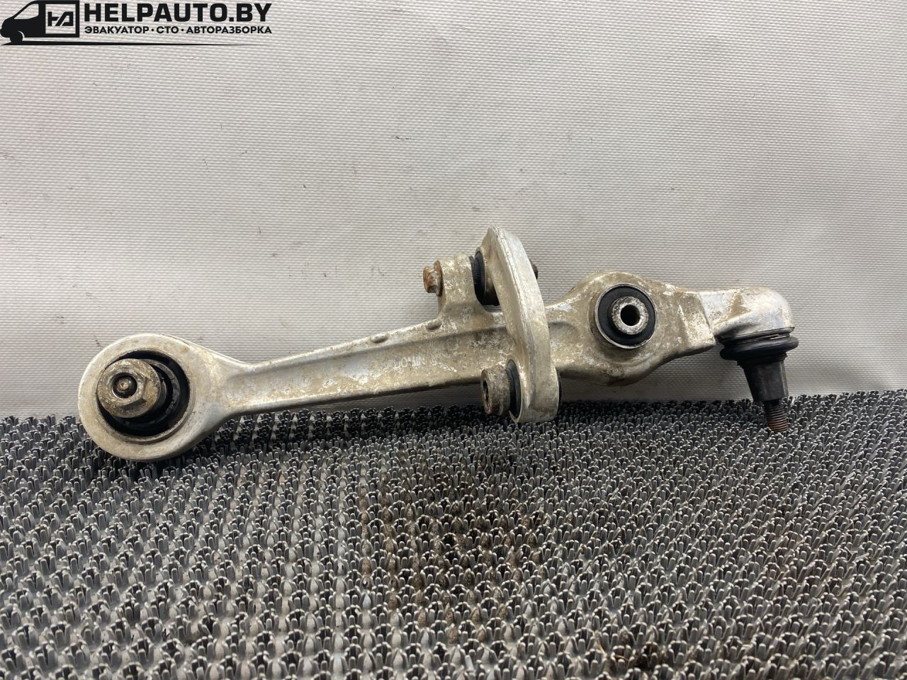 рычаг передний правый Audi A4 B5 1999, 1.8 л., бензин, АКПП, черный, универсал, передний привод - фото №1