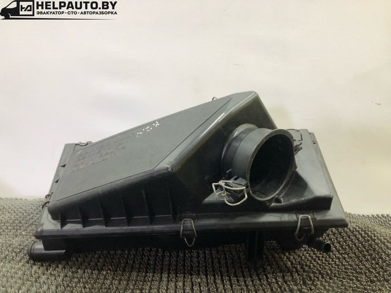 корпус воздушного фильтра Ford Mondeo 1 поколение 1996, 2.0 л., бензин, МКПП, серебристый, седан, передний привод - фото №1