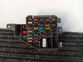 блок предохранителей Pontiac Sunfire 1 поколение 1999, 2.2 л., бензин, АКПП, черный, передний привод