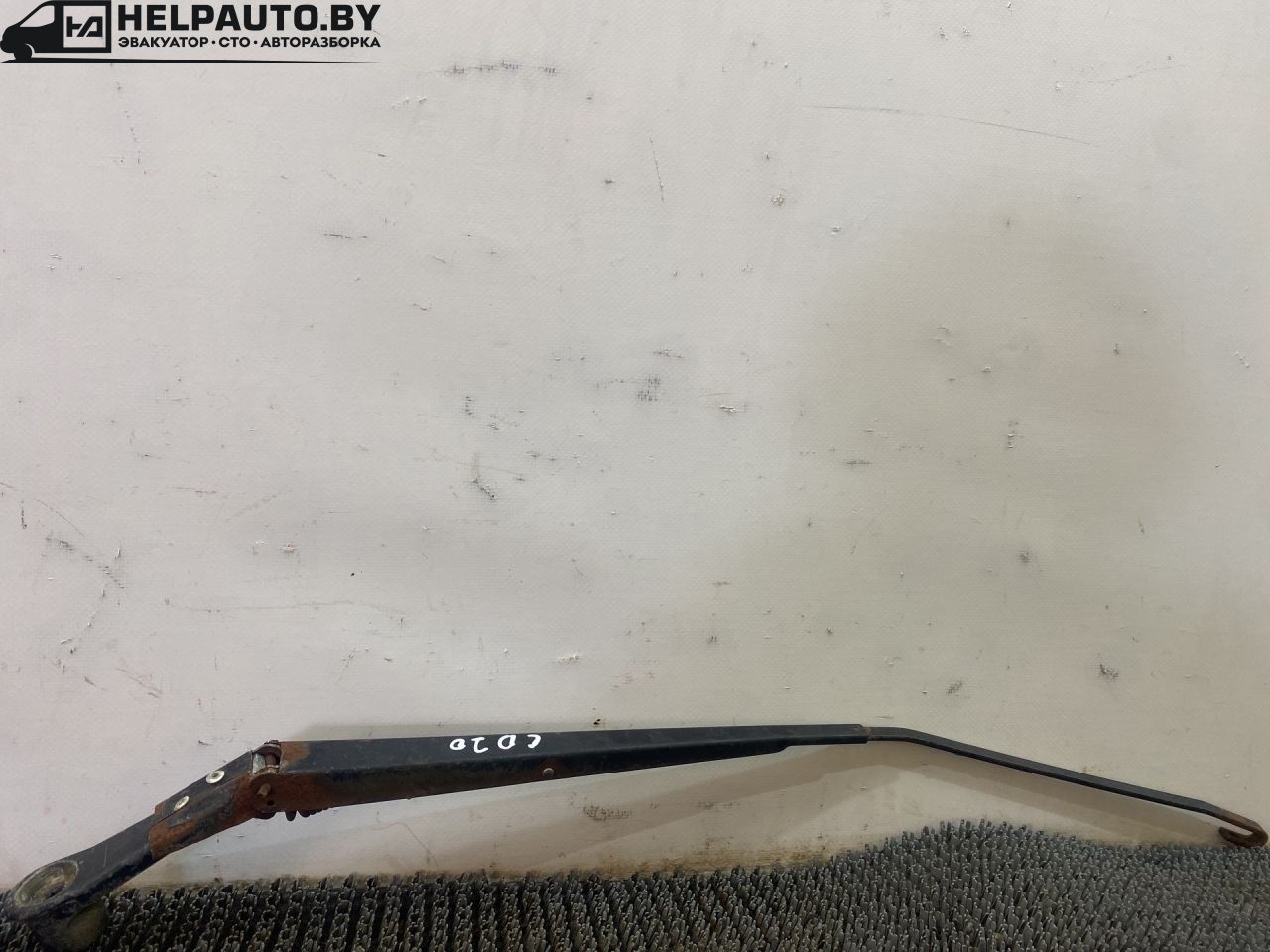 щеткодержатель (поводок стеклоочистителя, дворник) Chrysler Neon 1 поколение 1996, 2.0 л., бензин, МКПП, синий, седан, передний привод - фото №1