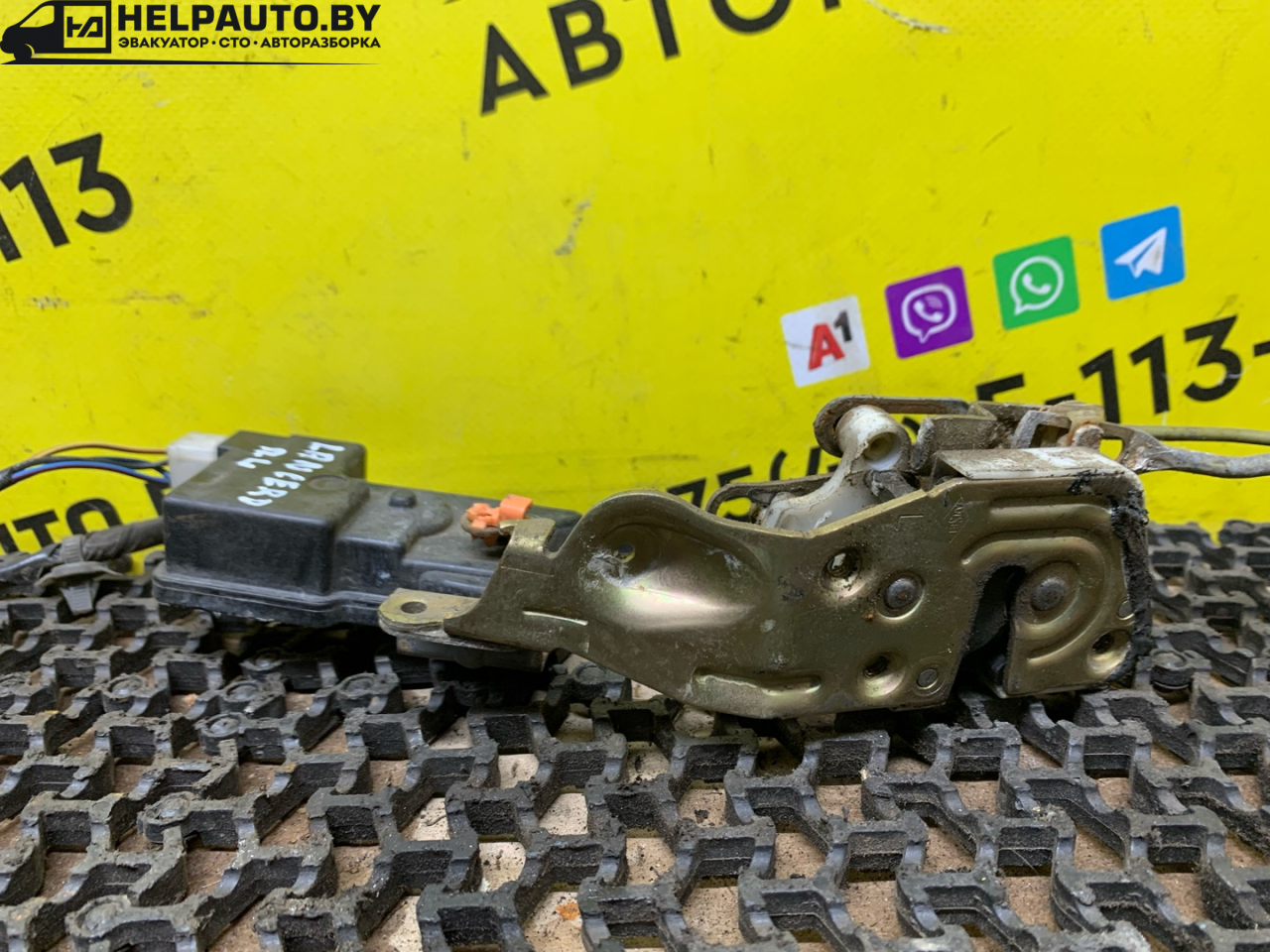 замок двери передней левой Mitsubishi Lancer 7 поколение 1996, 2.0 л., дизель, МКПП, белый, универсал, передний привод - фото №1