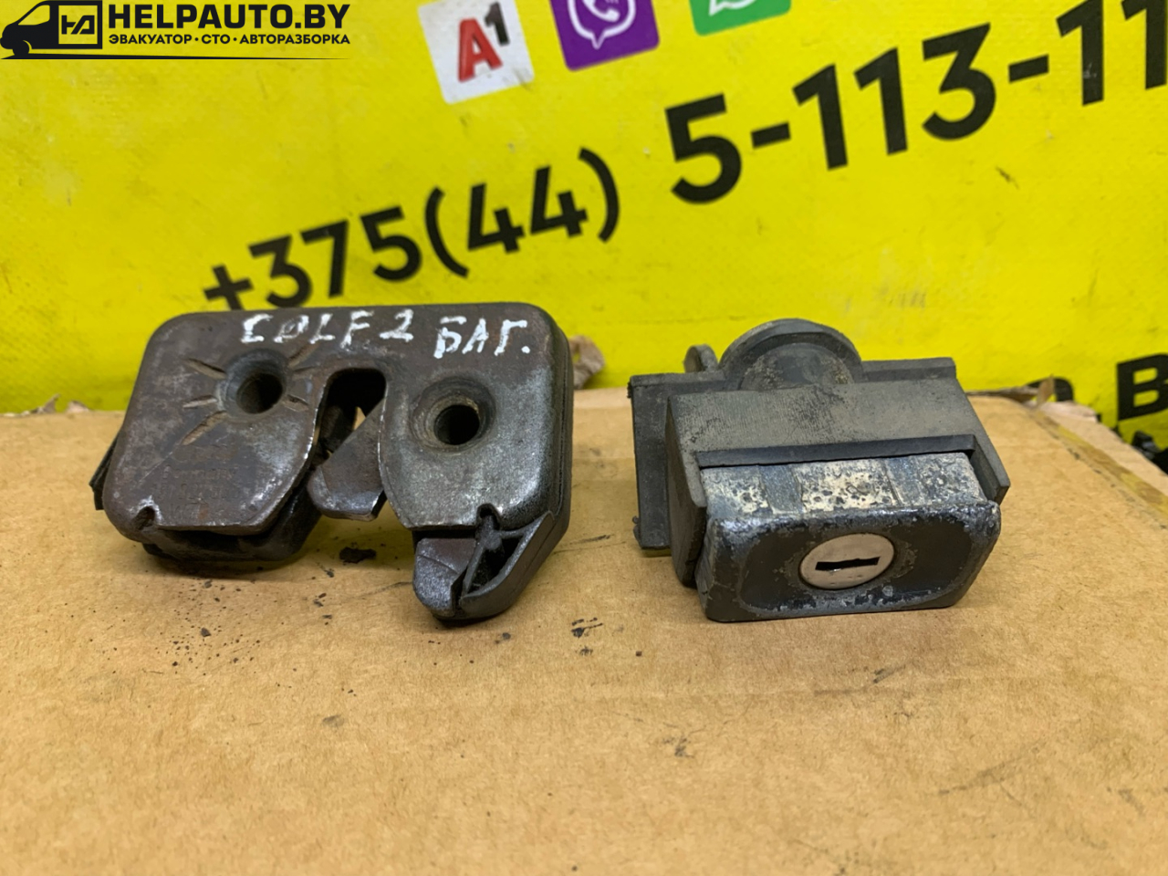 кнопка открытия багажника Volkswagen Golf 2 поколение 1990, 1.6 л., дизель, МКПП, черный, хетчбэк 3 дв., передний привод - фото №1