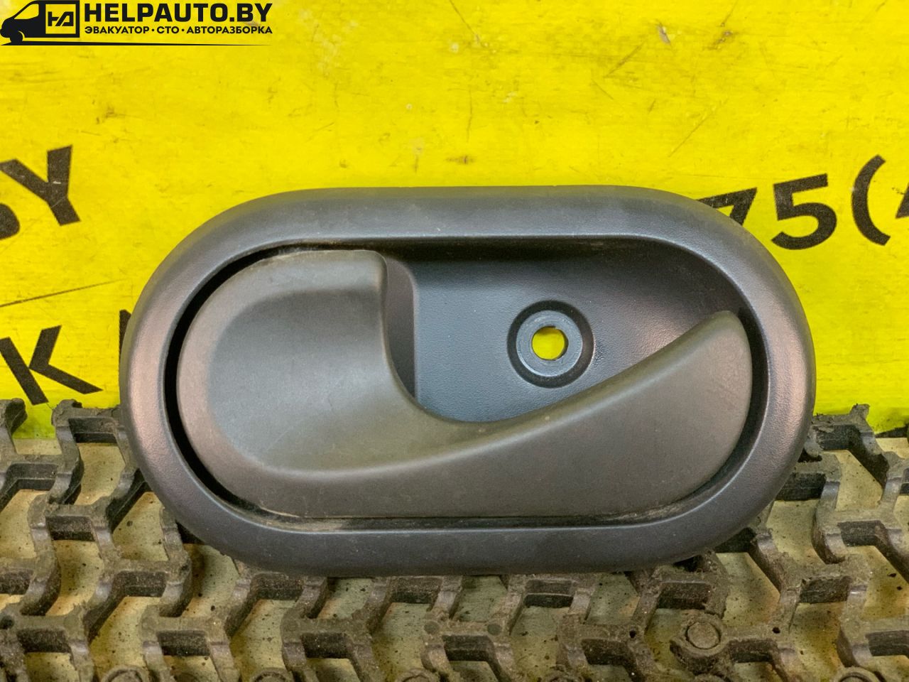ручка внутренняя передняя левая Dacia Sandero 1 поколение 2008, 1.4 л., K7J 714, бензин, МКПП, серый, хетчбэк 5 дв., передний привод - фото №1