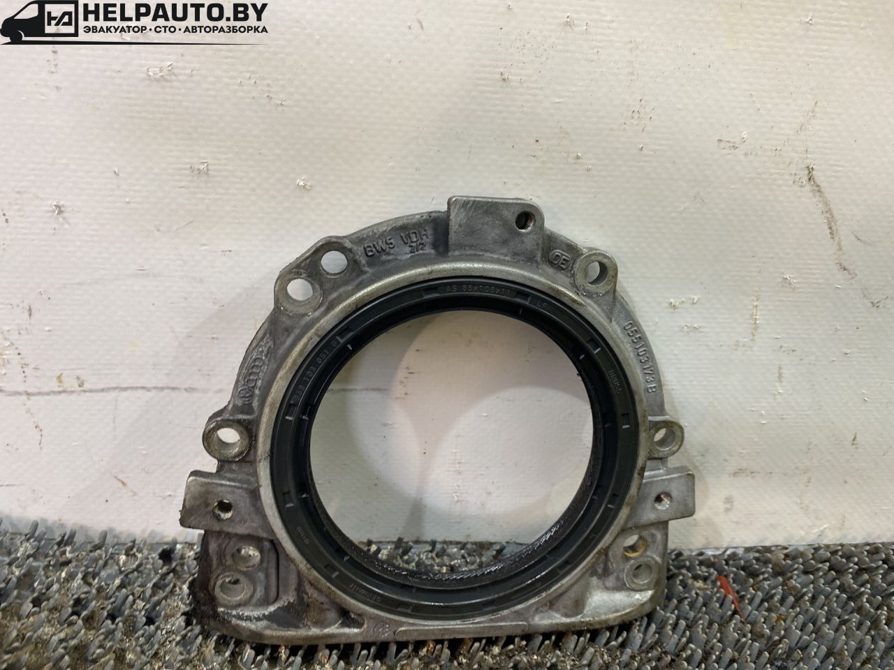 крышка двигателя задняя Volkswagen Polo 2 поколение 1990, 1.3 л., бензин, МКПП, синий, хетчбэк 3 дв., передний привод - фото №1