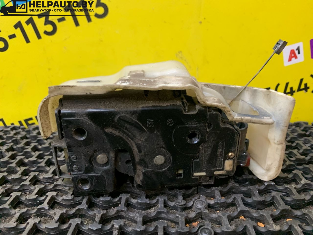 замок двери передней левой Volkswagen Jetta 5 поколение 2010, 1.6 л., BSE, бензин, 5МКПП, синий, седан, передний привод - фото №1