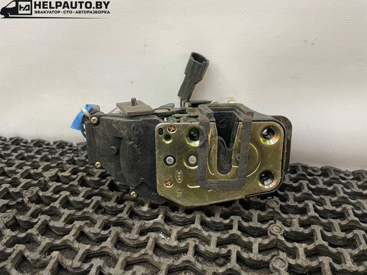 замок двери задней правой Kia Sorento 1 поколение 2004, 2.5 л., CRDi, D4CB, дизель, АКПП, серебристый, внедорожник 5 дв., полный подключаемый привод - фото №1