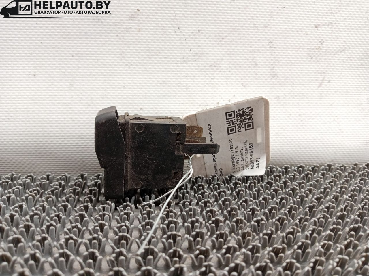 кнопка противотуманных фар Volkswagen Passat B3 1993, 1.9 л., AAZ, дизель, 5МКПП, черный, универсал, передний привод - фото №1