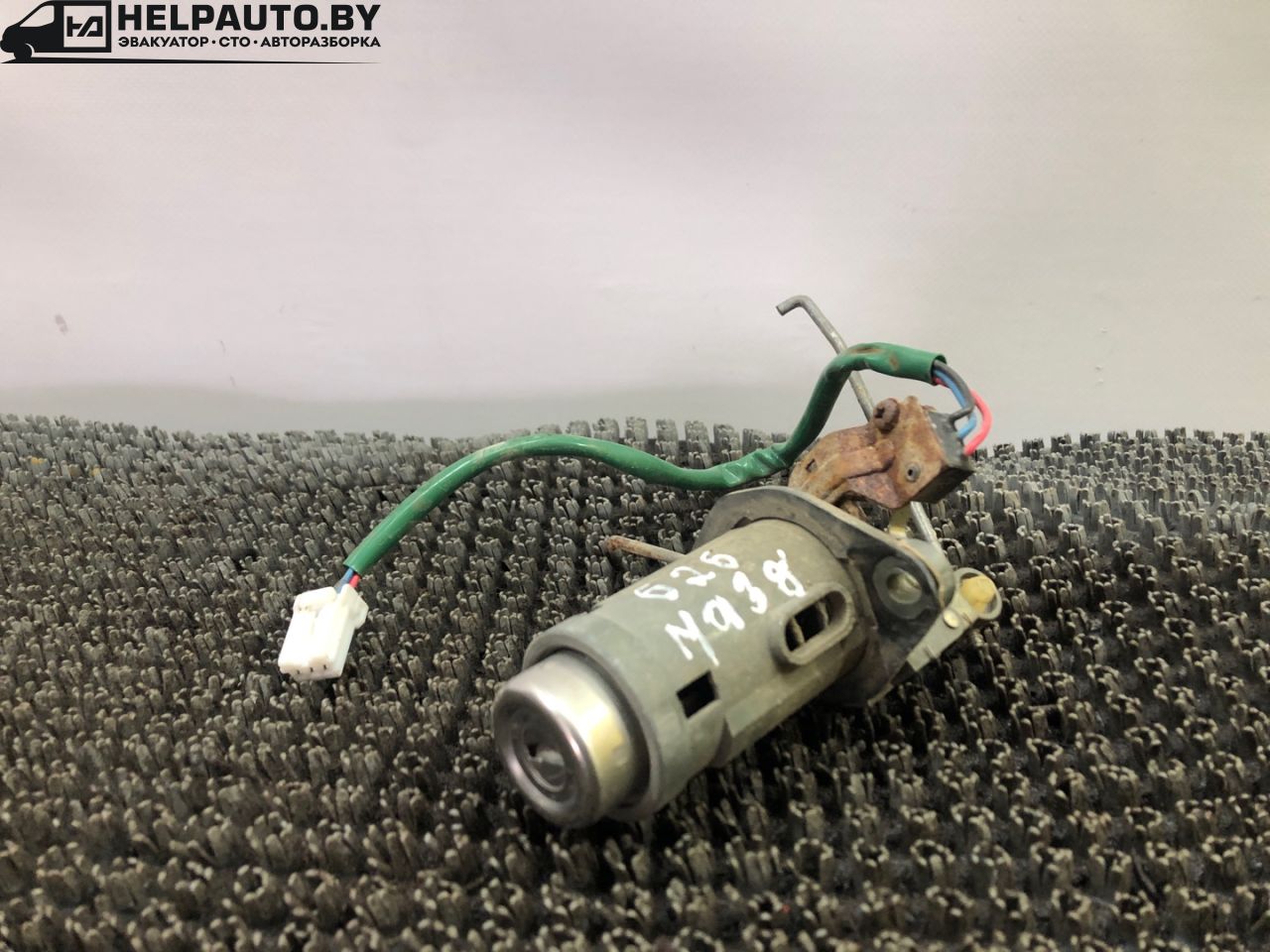 кнопка открытия багажника Mazda 626 GE 1994, 1.8 л., FP, бензин, МКПП, бордовый, седан, передний привод - фото №1