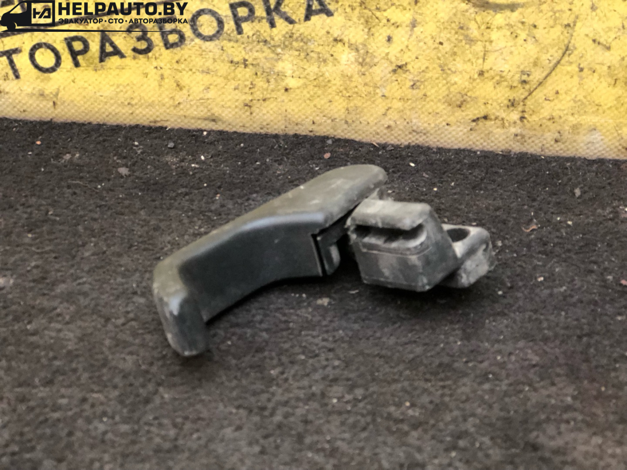 ручка открывания капота Volkswagen Passat B3 1988, 1.8 л., бензин, МКПП, белый, седан, передний привод - фото №1