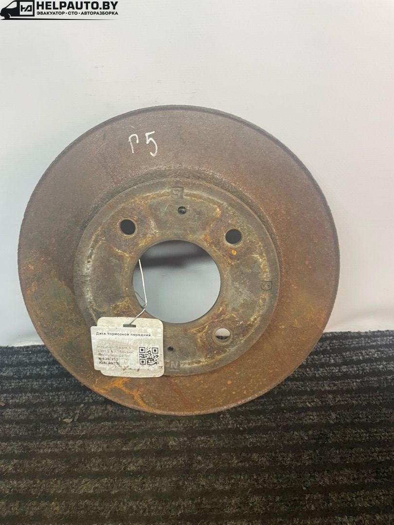 диск тормозной передний Mitsubishi Galant 5 поколение 1985, 2.0 л., бензин, МКПП, черный, седан - фото №1