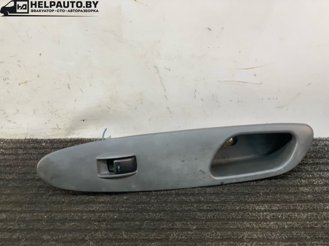 кнопка стеклоподъемника переднего правого Daewoo Nubira J100 1998, 1.6 л., бензин, МКПП, зелёный металлик, хетчбэк 5 дв. - фото №1
