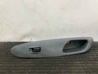 кнопка стеклоподъемника переднего правого Daewoo Nubira J100 1998, 1.6 л., бензин, МКПП, зелёный металлик, хетчбэк 5 дв.