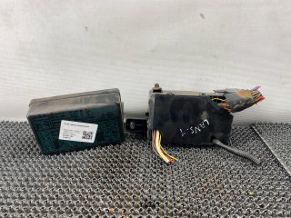 блок предохранителей Mitsubishi Lancer 7 поколение 1997, 1.6 л., 4G92 (DOHC 16V), бензин, МКПП, синий, универсал, передний привод