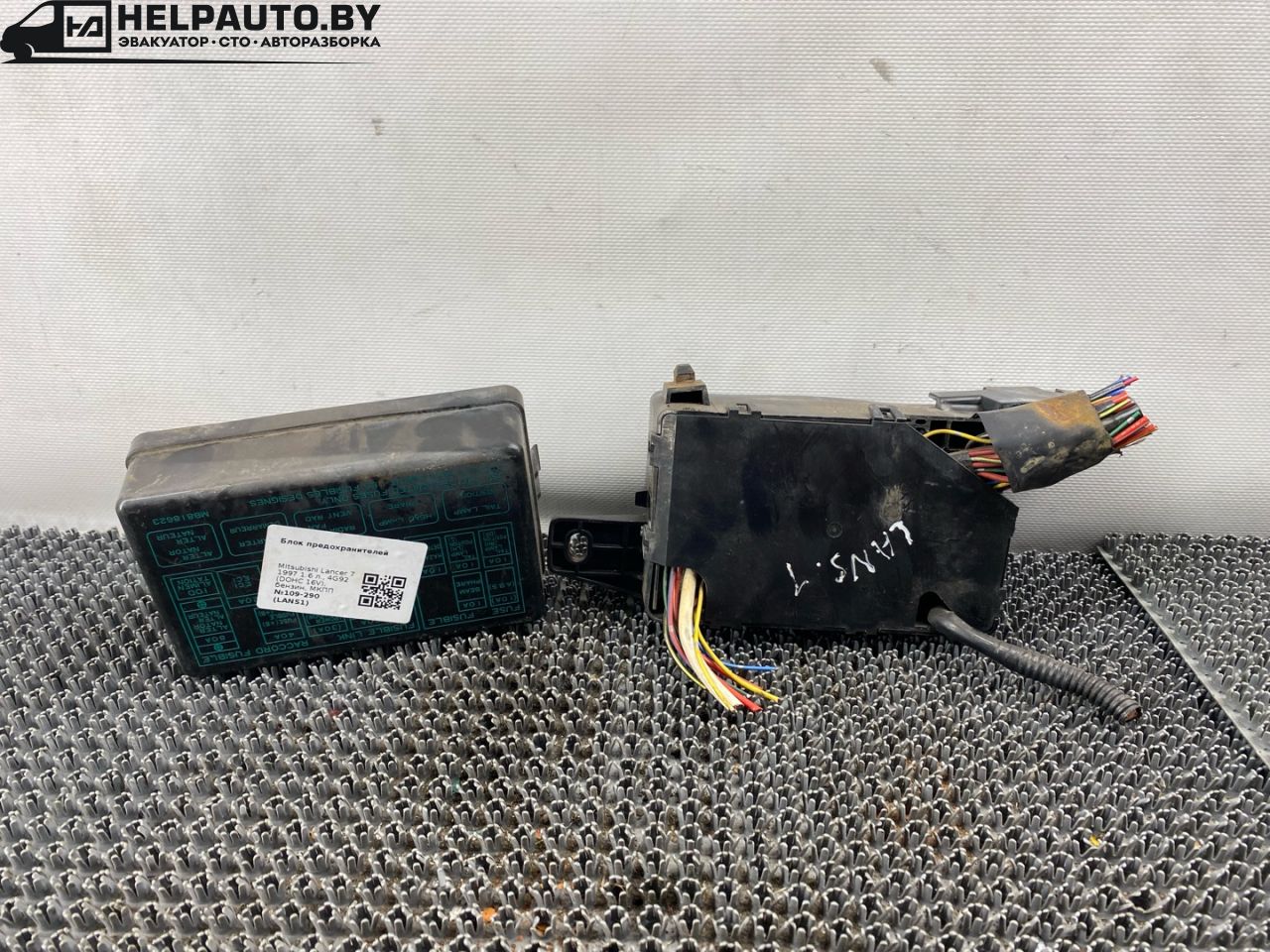 блок предохранителей Mitsubishi Lancer 7 поколение 1997, 1.6 л., 4G92 (DOHC 16V), бензин, МКПП, синий, универсал, передний привод - фото №1