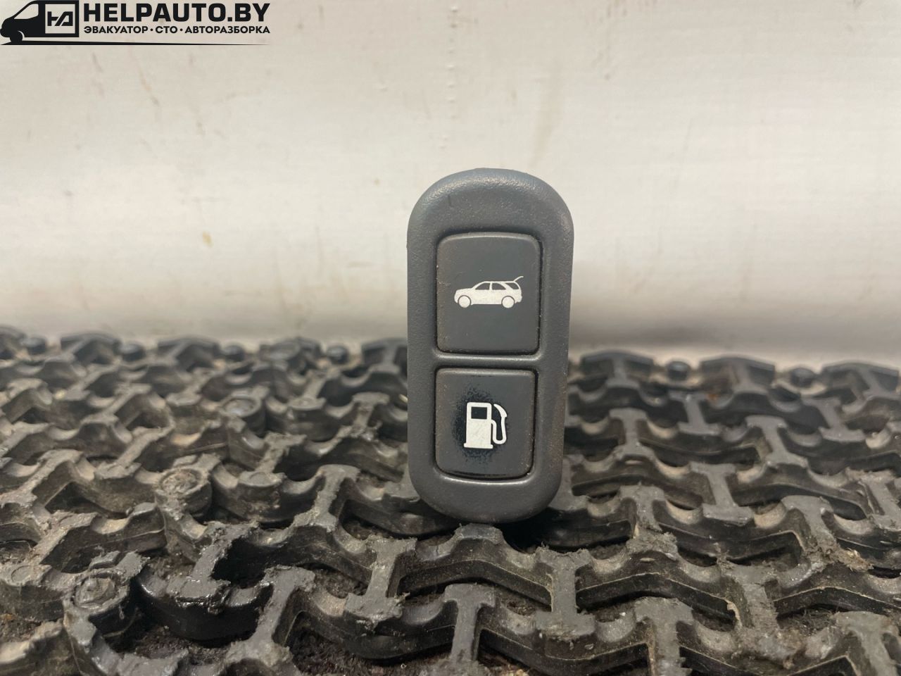 кнопка открытия багажника Kia Sorento 1 поколение 2005, 2.4 л., G4JS, бензин, МКПП, красный, внедорожник 5 дв., полный подключаемый привод - фото №1