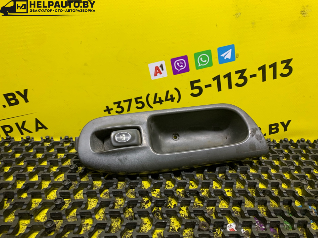 кнопка стеклоподъемника двери передней правой Renault Scenic 1 поколение 1998, 1.9 л., F9Q 716, дизель, МКПП, синий, минивэн, передний привод - фото №1