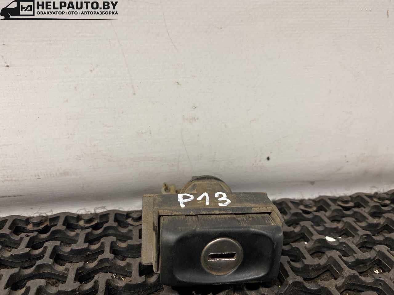 кнопка открытия багажника Volkswagen Polo 2 поколение 1990, 1.3 л., бензин, МКПП, синий, хетчбэк 3 дв., передний привод - фото №1