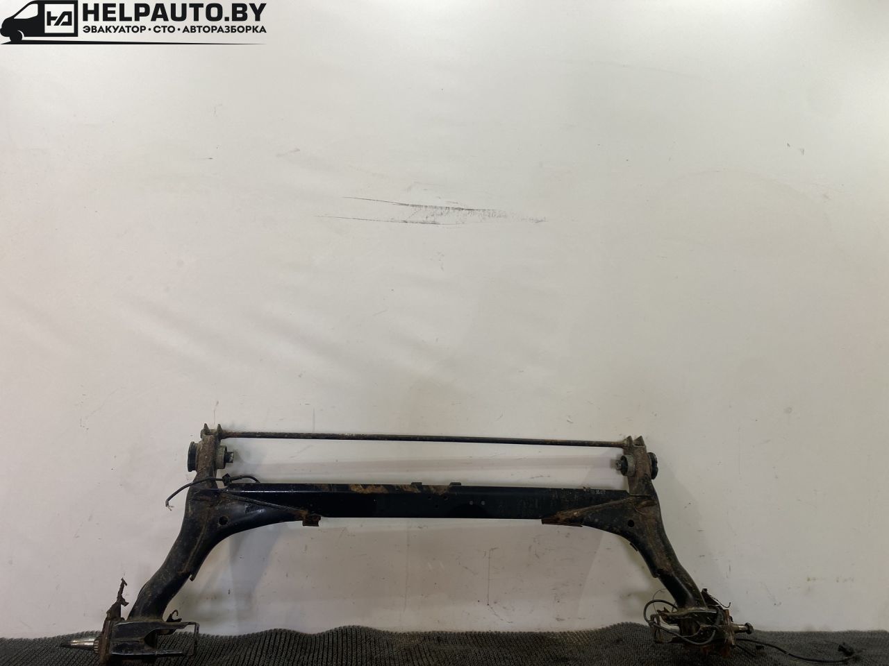 балка подвески задняя Audi A4 B5 1999, 1.8 л., бензин, АКПП, черный, универсал, передний привод - фото №1