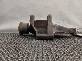 кронштейн двигателя Audi 100 С3 1986, 2.0 л., бензин, МКПП, седан, передний привод, KP