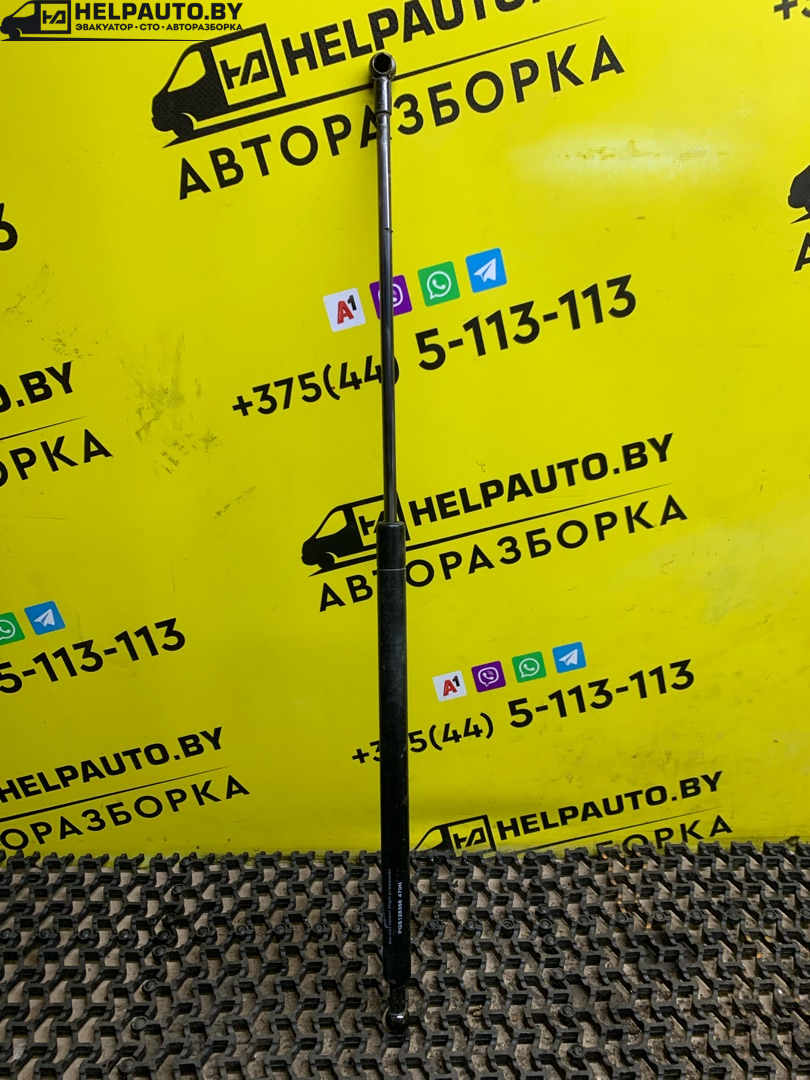 амортизатор крышки багажника (3-5 двери) Audi 100 С3 1986, 1.8 л., бензин, МКПП, белый, универсал, передний привод - фото №1