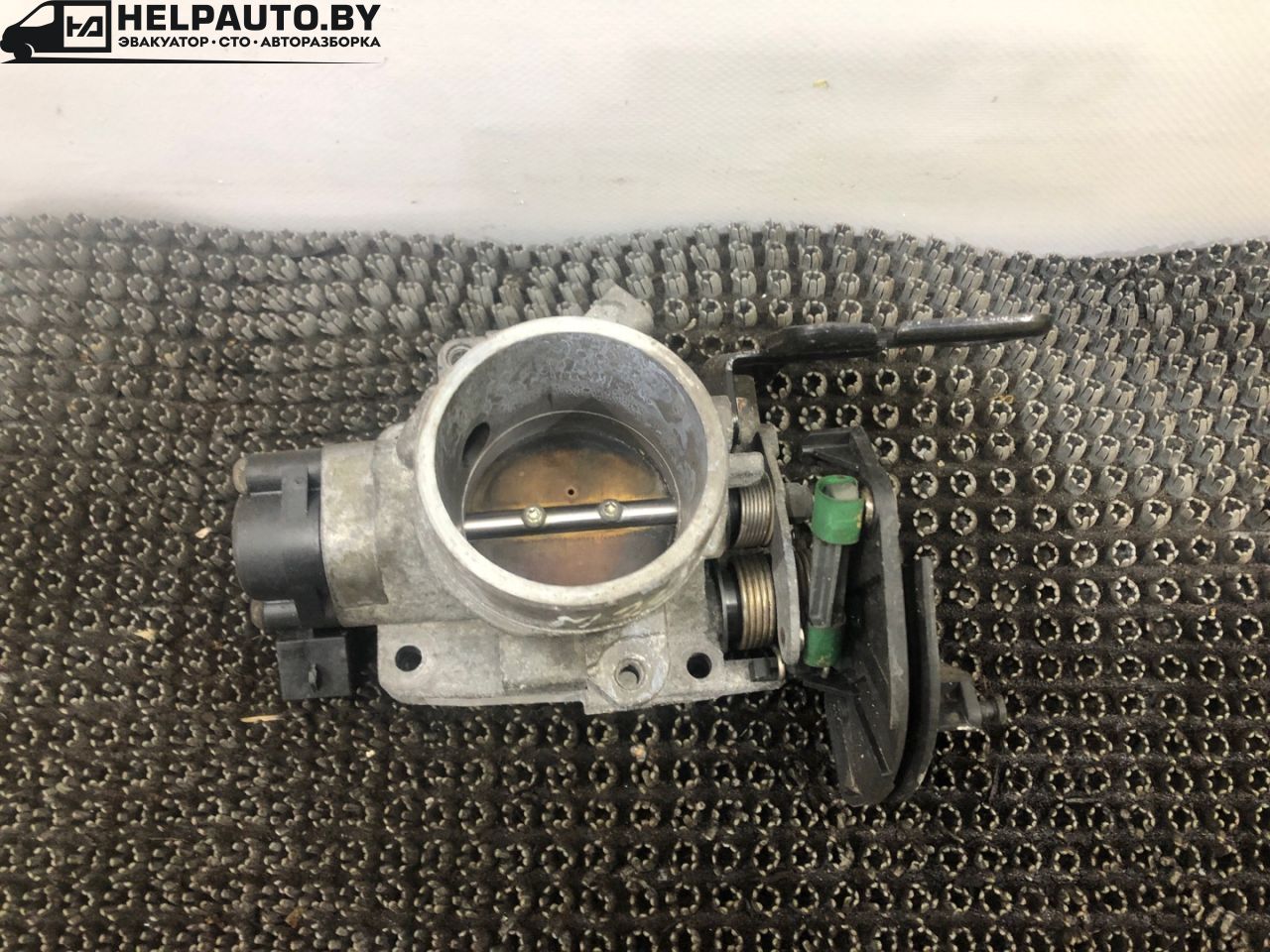 заслонка дроссельная Ford Mondeo 1 поколение 1996, 2.0 л., бензин, МКПП, серебристый, седан, передний привод - фото №1