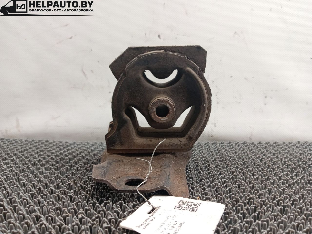 подушка крепления двигателя Honda Accord 5 поколение 1995, 2.0 л., F20B, бензин, АКПП, черный, седан - фото №1