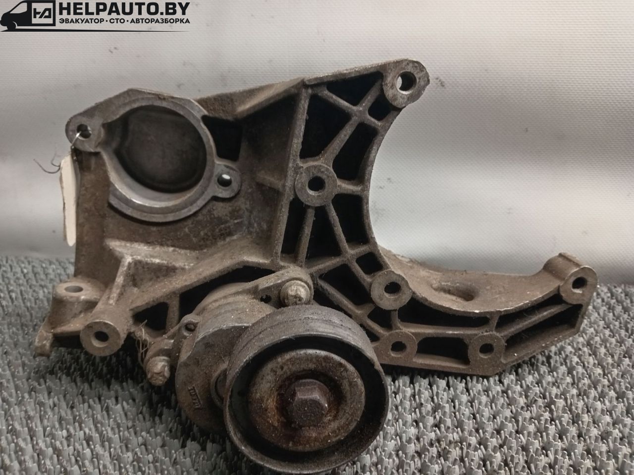 кронштейн компрессора кондиционера Opel Sintra 1 поколение 1999, 2.2 л., X 22 XE, бензин, МКПП, белый, минивэн, передний привод - фото №1